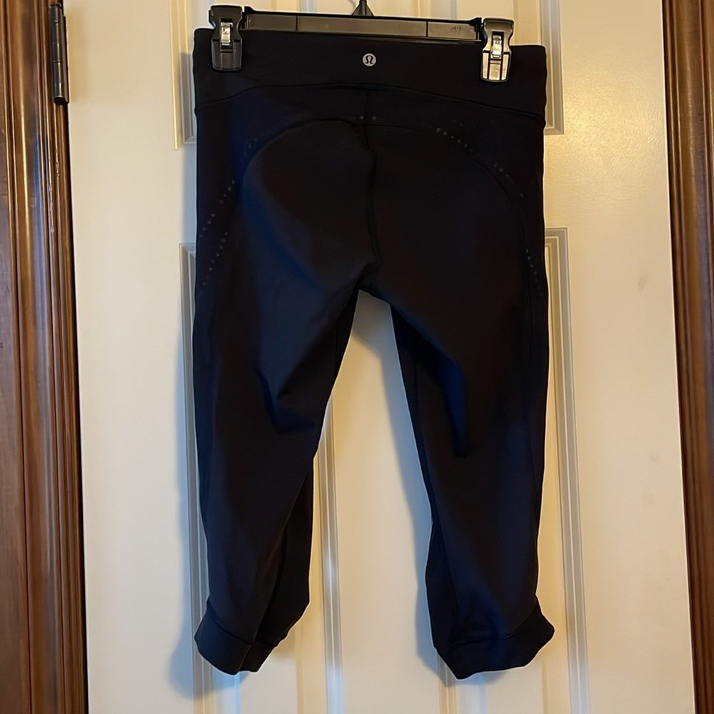 Lululemon capri leggings, zipper pocket - Picture 2 of 2